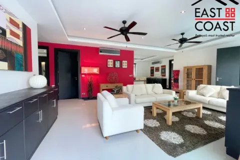 Casa de 4 dormitorios en Pattaya, Tailandia № 212443 - foto 2
