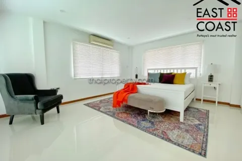 Casa de 4 dormitorios en Jomtien Beach, Pattaya, Tailandia № 212437 - foto 16