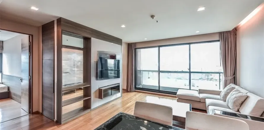 Condo in Bang Rak, Bangkok, Thailand, 2 bedrooms  № 163538