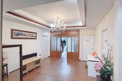 House in Bangkok, Thailand 6 bedrooms № 171959 - photo 3