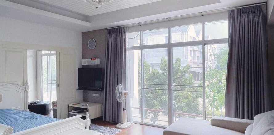 House in Bangkok, Thailand 6 bedrooms № 171959