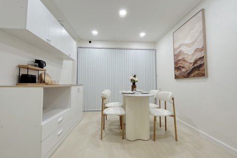 Кондоминиум с 2 спальнями в Суан Луанге, Бангкок, Таиланд № 171957 - фото 3