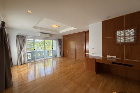 House in Bangkok, Thailand 4 bedrooms № 190419