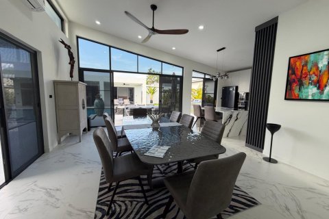 Villa in Hua Hin, Thailand 5 bedrooms № 169739 - photo 2