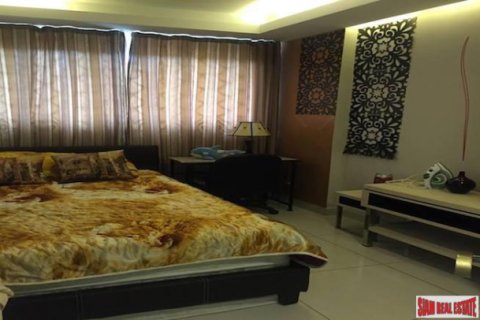 Apartment on Jomtien Beach, Pattaya, Thailand 2 bedrooms № 193217 - photo 2
