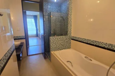 Condominio de 2 dormitorios en Khlong Toei, Bangkok, Tailandia № 214439 - foto 5