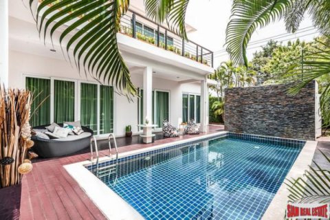 Villa on Jomtien Beach, Pattaya, Thailand 4 bedrooms № 193924 - photo 1