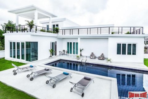 Villa on Jomtien Beach, Pattaya, Thailand 5 bedrooms № 193925 - photo 1