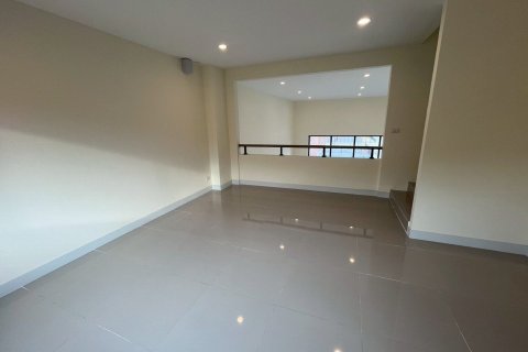 Propriété commerciale à Samut Prakan, Thaïlande № 170527 - photo 9