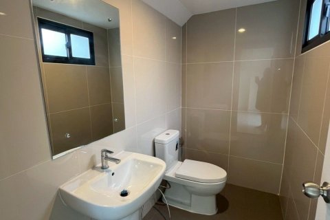 Propriété commerciale à Samut Prakan, Thaïlande № 170527 - photo 15