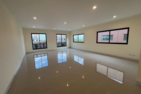 Propriété commerciale à Samut Prakan, Thaïlande № 170527 - photo 3