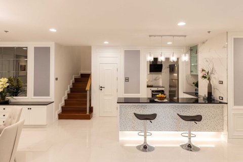 Condo in Huai Khwang, Bangkok, Thailand, 3 bedrooms № 160844 - photo 2