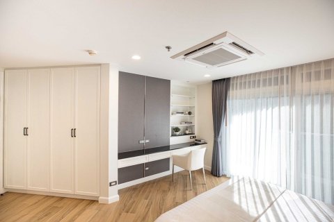 Condo in Huai Khwang, Bangkok, Thailand, 3 bedrooms № 160844 - photo 9