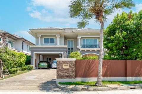 House in Bang Khae, Bangkok, Thailand 5 bedrooms № 154647 - photo 1