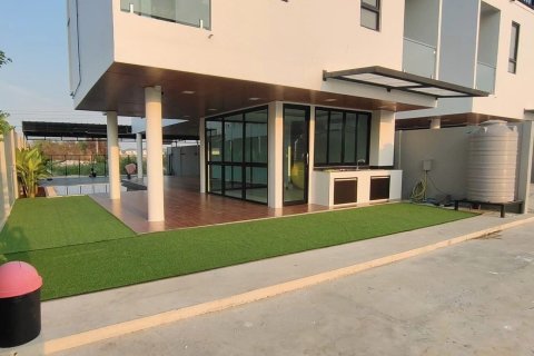 Villa in Pathum Thani, Thailand 3 bedrooms № 160759 - photo 2