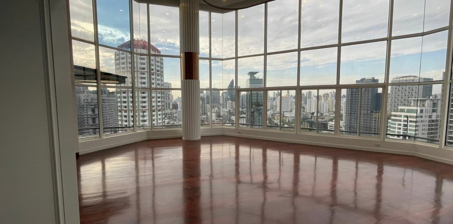 Duplex in Watthana, Bangkok, Thailand 5 bedrooms № 160760