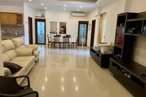 House in Pattaya, Thailand 7 bedrooms № 172631 - photo 2