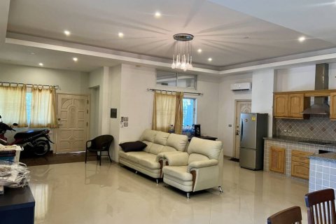 House in Pattaya, Thailand 7 bedrooms № 172631 - photo 8