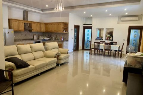 House in Pattaya, Thailand 7 bedrooms № 172631