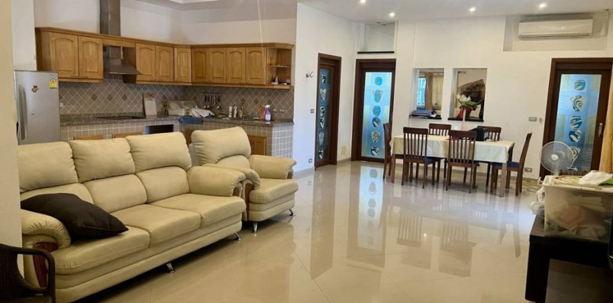 House in Pattaya, Thailand 7 bedrooms № 172631