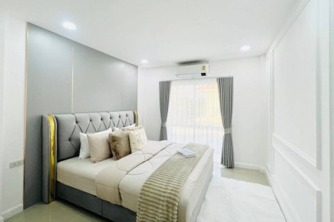 Villa in Pattaya, Thailand 3 bedrooms № 172629 - photo 6