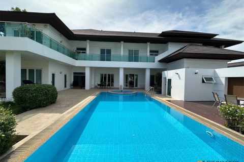 House in Bangkok, Thailand 7 bedrooms № 189273