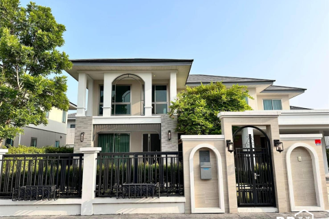 House in Bangkok, Thailand 4 bedrooms № 189278
