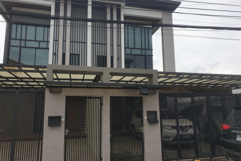 House in Bangkok, Thailand 4 bedrooms № 189275