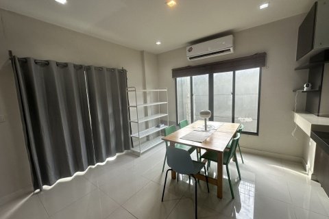 House in Bang Kapi, Bangkok, Thailand 3 bedrooms № 147304 - photo 2