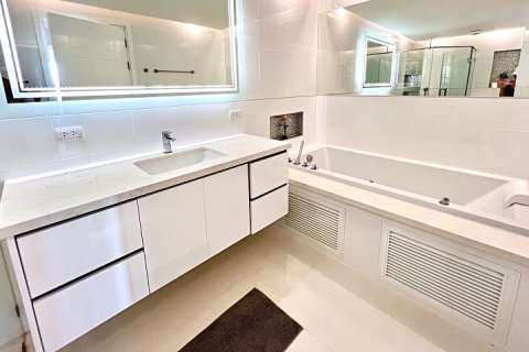 Condo in Hua Hin, Thailand, 3 bedrooms № 205669 - photo 12