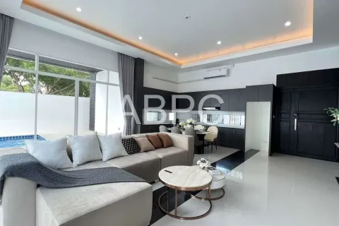 Casa de 4 dormitorios en Pattaya, Tailandia № 211883 - foto 6