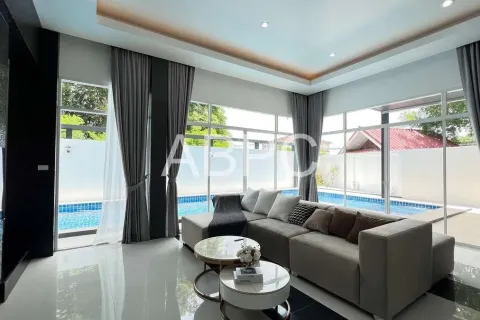 Casa de 4 dormitorios en Pattaya, Tailandia № 211883 - foto 3