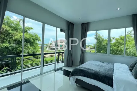 Casa de 4 dormitorios en Pattaya, Tailandia № 211883 - foto 8