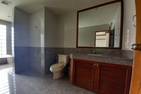 Condo in Bangkok, Thailand, 4 bedrooms  № 157512 - photo 17