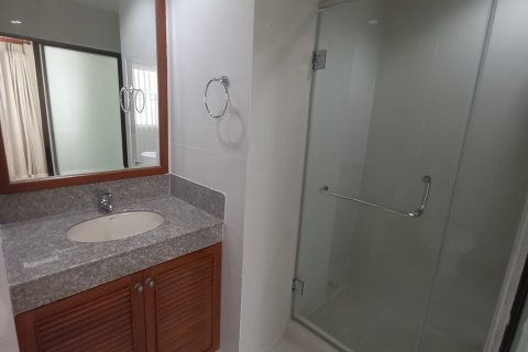 Condo in Bangkok, Thailand, 4 bedrooms  № 157512 - photo 15