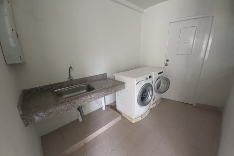 Condo in Bangkok, Thailand, 4 bedrooms  № 157512 - photo 22