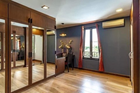 Condo in Bangkok, Thailand, 4 bedrooms  № 157516 - photo 17