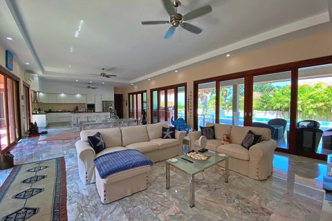 Villa in Pran Buri, Thailand 3 bedrooms № 168735 - photo 13