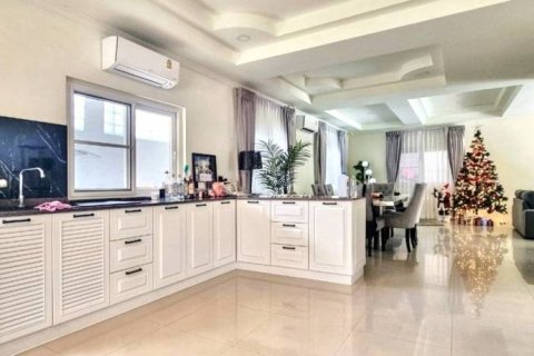 Villa in Pattaya, Thailand 3 bedrooms № 119006 - photo 8