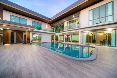 Villa in Bang Lamung, Thailand 6 bedrooms № 119005 - photo 1