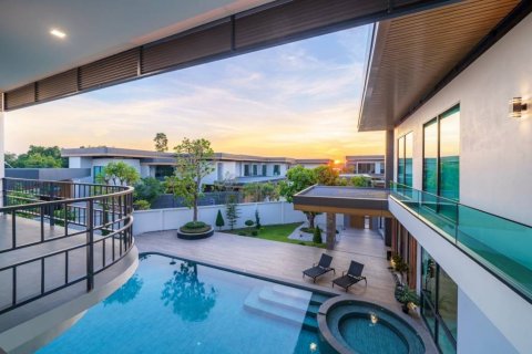 Villa in Bang Lamung, Thailand 6 bedrooms № 119005 - photo 2