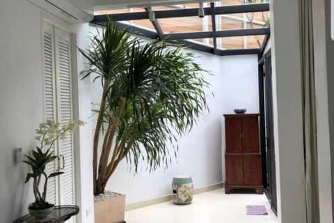 Condo in Bangkok, Thailand, 2 bedrooms  № 157571 - photo 2