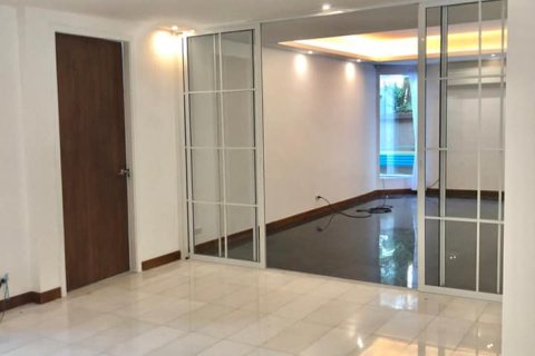 House in Bangkok, Thailand 6 bedrooms № 157574 - photo 6