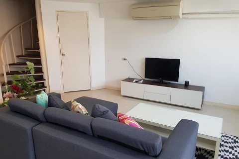 Condo in Bangkok, Thailand, 2 bedrooms  № 157570 - photo 2
