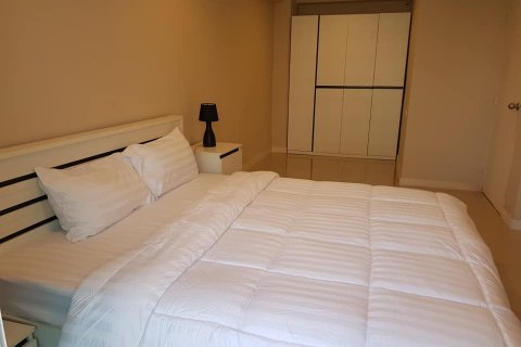 Condo in Bangkok, Thailand, 2 bedrooms  № 157570 - photo 16