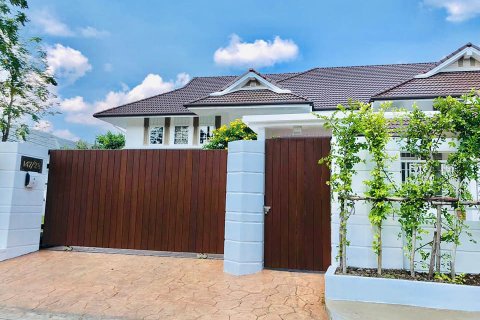 House in Bangkok, Thailand 6 bedrooms № 157573