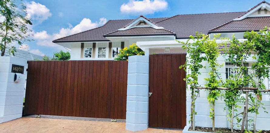 House in Bangkok, Thailand 6 bedrooms № 157573