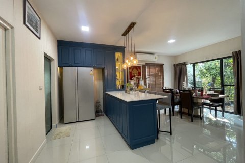 House in Bang Kaeo, Thailand 4 bedrooms № 147884 - photo 5