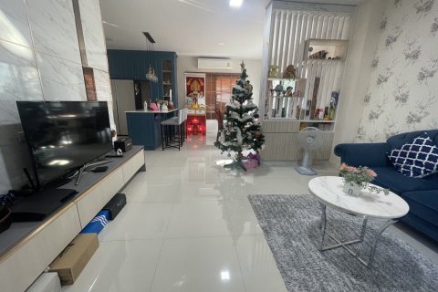 House in Bang Kaeo, Thailand 4 bedrooms № 147884 - photo 2