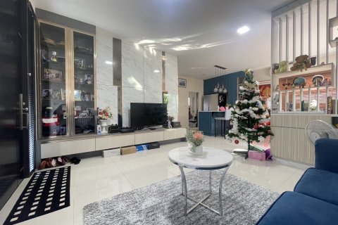 House in Bang Kaeo, Thailand 4 bedrooms № 147884 - photo 1